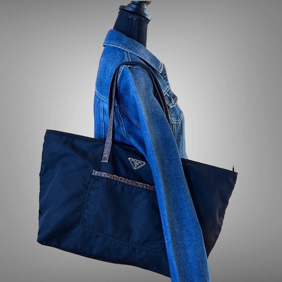 A15- ๐ฏ % authentic Prada shoulder bag - Picture 2 of 16